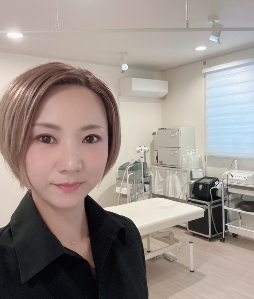 施術室に立つオーナー施術者 RISA